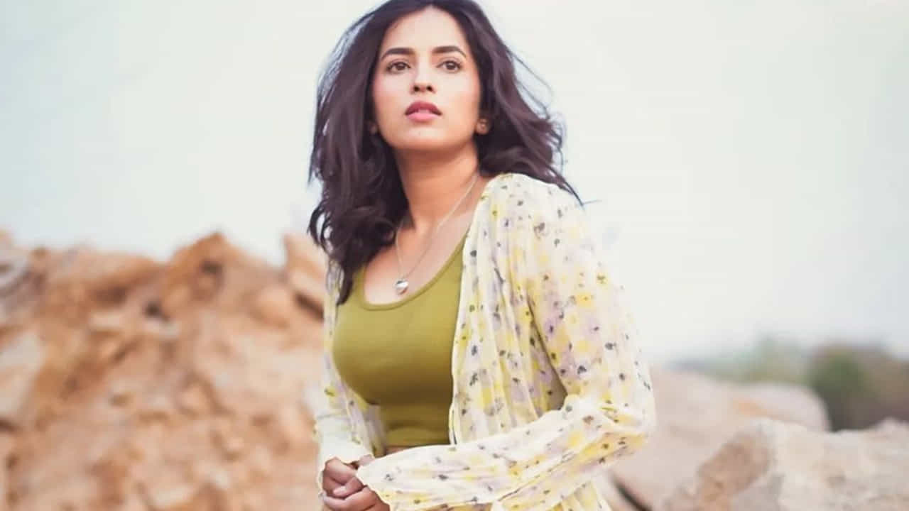 తర్వాత అడివి శేష్, మీనాక్షి చౌదరి జంటగా నటించిన హిట్ 2 ది సెకండ్ కేస్ సినిమాలో వర్ష అనే ఓ పోలిస్ ఆఫీసర్ పాత్రలో నటించి బ్లాక్ బస్టర్ అందుకుంది. ప్రస్తుతం శశివదనే అనే ఓ తెలుగు ప్రేమ కథలో కథానాయకిగా నటిస్తుంది.