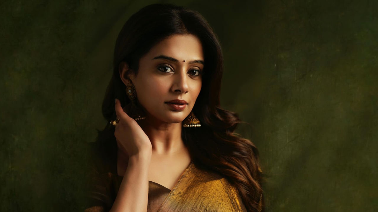 4 జూన్ 1984న కర్ణాటక రాష్ట్ర రాజధాని బెంగళూరులో పాలక్కాడ్ అయ్యర్ కుటుంబంలో జన్మించింది అందాల భామ ప్రియమణి. ఈ వయ్యారి పూర్తి పేరు ప్రియా వాసుదేవన్ మణి అయ్యర్. స్క్రీన్ నేమ్ ప్రియమణిగా మార్చుకుంది ఈ క్రేజీ బ్యూటీ.