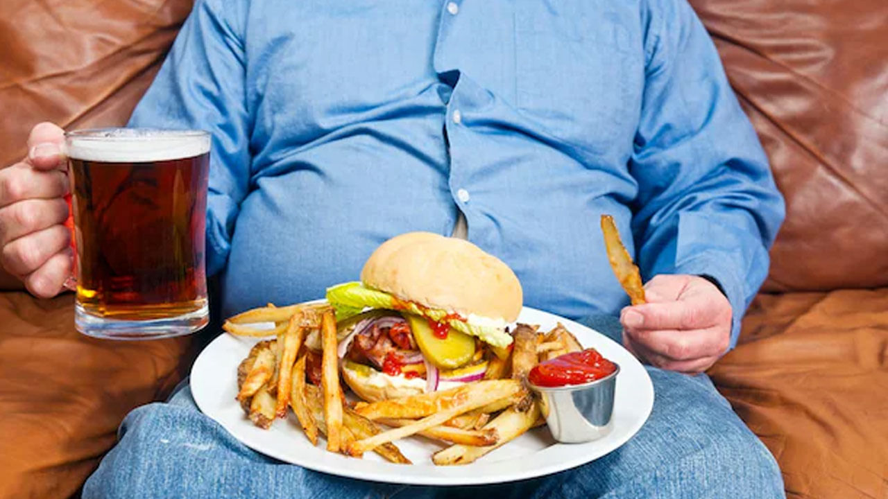 దీని కారణంగా బరువు పెరిగి, పొట్టరావడానికి కారణం అవుతుంది అంటున్నారు నిపుణులు. అలాగే,  బీర్  తాగగానే అన్నవాహిక ద్వారా పొట్టలోకి వెళ్తుంది. తర్వాత రక్తంలోకి ప్రవేశిస్తుంది. ఆ తర్వాత కొంత వరకు పేగులు బీర్‌ను పీల్చుకుంటాయంట.