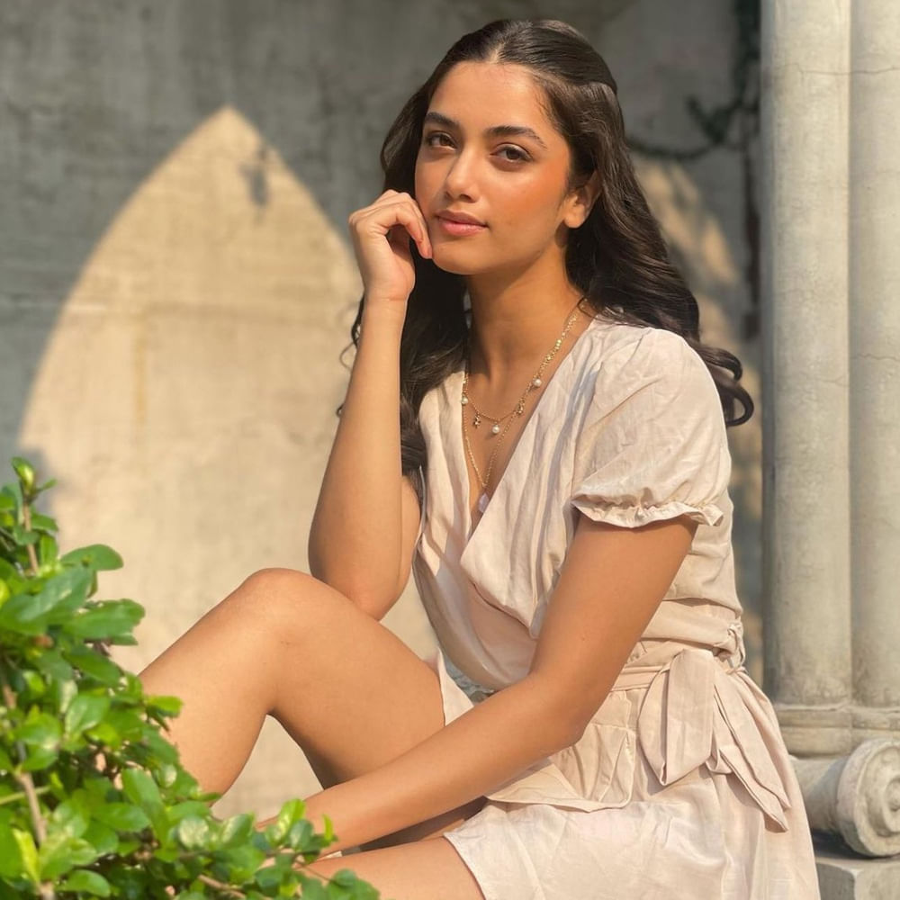 భాగ్యశ్రీ బోర్సే  సైతం డిజాస్టర్‌తో ఎంట్రీ ఇచ్చి.. దుమ్ము దులుపుతున్నారిప్పుడు. మిస్టర్ బచ్చన్ ఫ్లాపైనా.. చేతిలో 5 భారీ ఇండియన్ సినిమాలున్నాయి ఈ భామకు. విజయ్ దేవరొకండ కింగ్ డమ్.. దుల్కర్ సల్మాన్ కాంత.. సూర్య వెంకీ అట్లూరి సినిమా.. రామ్ సినిమాల్లో హీరోయిన్‌గా నటిస్తున్నారు భాగ్యశ్రీ. 