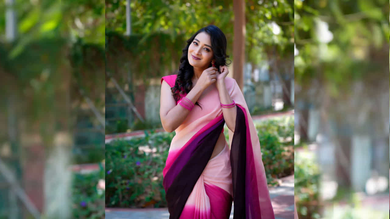 ఈ ఫొటోల్లో ఈ బ్యూటీ చూడటానికి చాలా అందంగా కనిపిస్తుంది.గీతాస్ మేకప్ అకాడమీ డిజైన్ చేసిన మేకోవర్లో తనను తాను మరింత అందంగా మార్చుకున్నట్లు ఈ ముద్దుగుమ్మ తెలిపింది. ప్రస్తుతం ఈ ఫొటోస్ నెట్టింట తెగ వైరల్ అవుతున్నాయి.