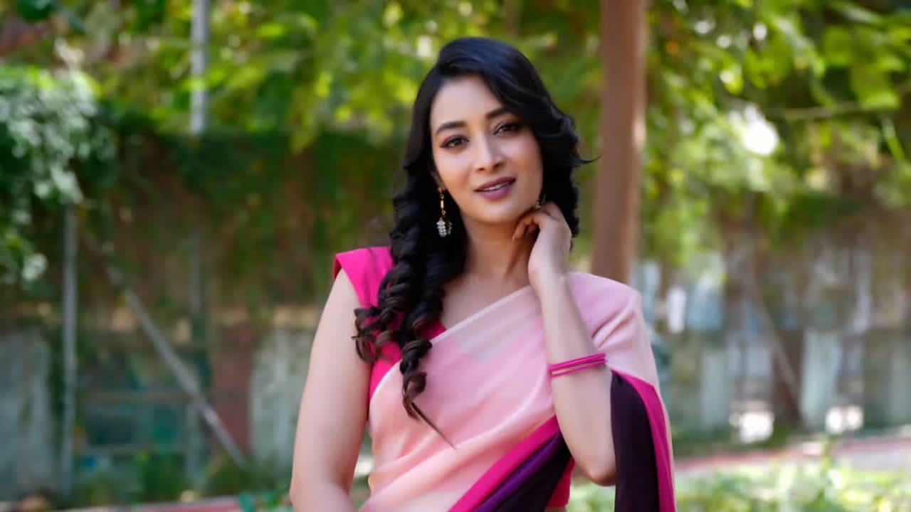ఇక ఎప్పుడూ సోషల్ మీడియాలో యాక్టివ్‌గా ఉండే ఈ ముద్దుగుమ్మ ఎప్పటికప్పుడు తన వరస ఫొటో షూట్స్‌తో కుర్రకారును మాయ చేస్తుంటుంది. తాజాగా ఈ చిన్నది మల్టీకలర్ చీరలో తన అందాలతో కుర్రకారుకు గ్లామర్ ట్రీ ఇస్తుంది.
