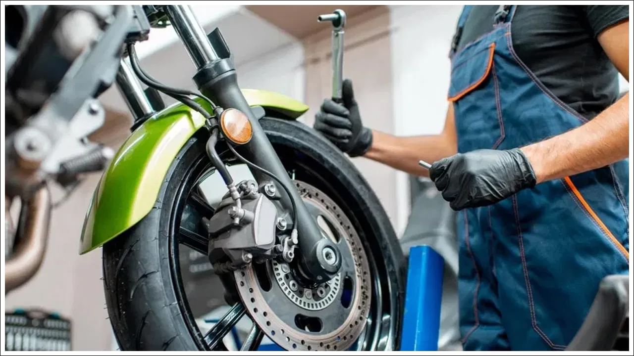Motorcycle Servicing: మీరు బైక్ పనితీరును మెయింటెయిన్ చేయాలనుకుంటే, మోటార్ సైకిల్ నడుపుతున్నప్పుడు మంచి మైలేజీని పొందాలంటే సకాలంలో మోటార్ సైకిల్ సర్వీసింగ్ అవసరం. చాలా మంది తమ బైక్‌లను సమయానికి సర్వీస్ చేయని వారు మైలేజ్, పనితీరు తగ్గుతుందని ఫిర్యాదు చేస్తుంటారు. బైక్‌కి ఎన్ని కిలోమీటర్ల తర్వాత సర్వీస్ చేయాలో తెలుసా? 
