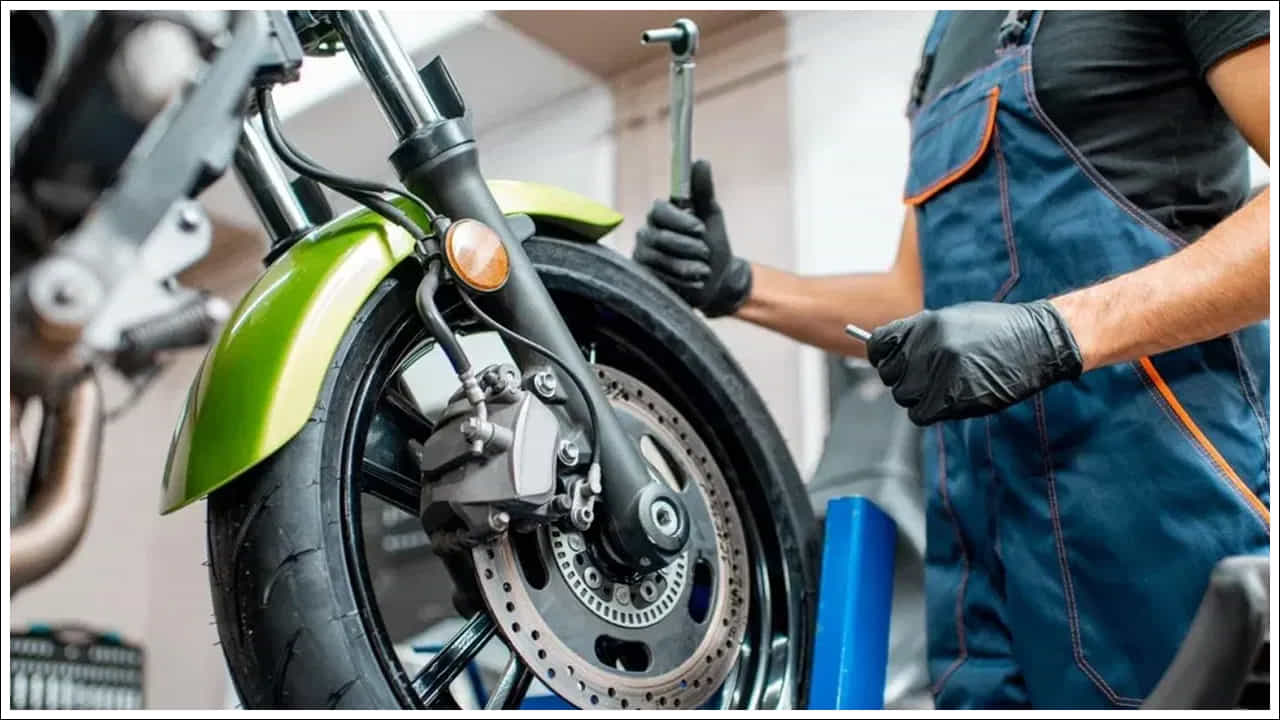 Motorcycle Servicing: మీరు బైక్ పనితీరును మెయింటెయిన్ చేయాలనుకుంటే, మోటార్ సైకిల్ నడుపుతున్నప్పుడు మంచి మైలేజీని పొందాలంటే సకాలంలో మోటార్ సైకిల్ సర్వీసింగ్ అవసరం. చాలా మంది తమ బైక్లను సమయానికి సర్వీస్ చేయని వారు మైలేజ్, పనితీరు తగ్గుతుందని ఫిర్యాదు చేస్తుంటారు. బైక్కి ఎన్ని కిలోమీటర్ల తర్వాత సర్వీస్ చేయాలో తెలుసా?