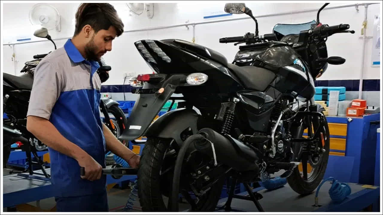 బైక్ రెగ్యులర్ సర్వీసింగ్ ఇంజిన్ జీవితానికి మాత్రమే కాకుండా పనితీరు, మైలేజీకి కూడా ముఖ్యమైనది. ఎన్ని కిలోమీటర్లు సర్వీసింగ్ను పూర్తి చేయాలనేది తెలుసుకోవడం ముఖ్యం. సకాలంలో సర్వీసింగ్ చేయకపోతే నష్టపోయే అవకాశం ఉంది.