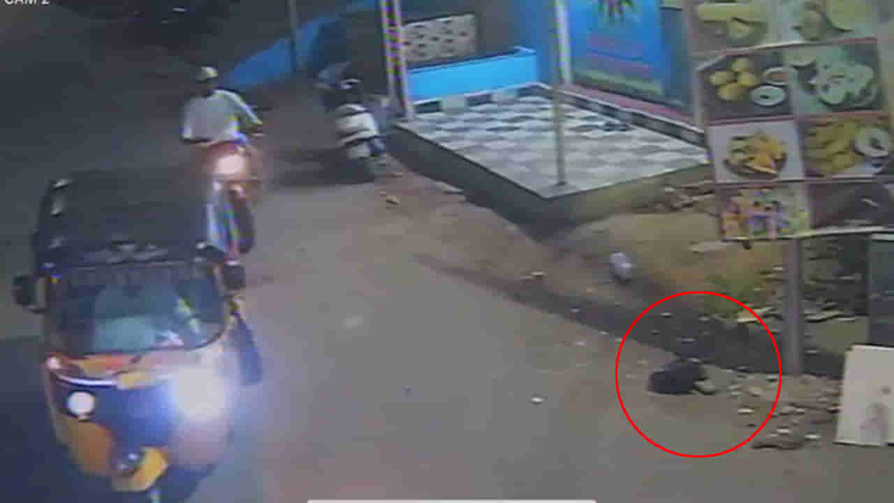 Hyderabad: పాతబస్తీలో తెల్లారి షాప్ తెరుస్తుండగా కనిపించిన నల్లటి కవర్.. దాన్ని తెరిచి చూడగా షాక్