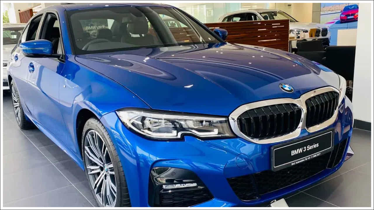 జర్మన్ కార్ల కంపెనీ BMW వచ్చే నెల అంటే ఏప్రిల్ నుండి భారతదేశంలో తన కార్ల ధరలను పెంచబోతోంది. ఈ ధరల పెరుగుదల BMW, MINI కార్లు రెండింటికీ వర్తిస్తుంది. రెండు బ్రాండ్లు BMW గ్రూప్ కిందకు వస్తాయి. భారతదేశంలో కంపెనీ లైనప్లో ఉన్న అన్ని వాహనాల ధరలు 3 శాతం పెరుగుతాయని కంపెనీ తెలిపింది.