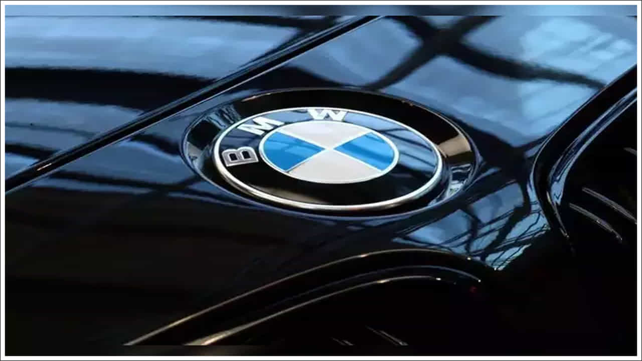 భారతదేశంలో BMW విస్తృత శ్రేణి కార్లను అమ్మకానికి ఉంచిందిజ ఇందులో స్థానికంగా అసెంబుల్ చేయబడిన, పూర్తిగా దిగుమతి చేసుకున్న మోడళ్లు ఉన్నాయి. BMW 2 సిరీస్ గ్రాన్ కూపే, 3 సిరీస్ LWB, 5 సిరీస్ LWB, 7 సిరీస్, X1, X3, X5, X7, M340i మరియు iX1 LWB అన్నీ స్థానికంగా అసెంబుల్ చేయబడిన మోడళ్లు. మరోవైపు, BMW i4, i5, i7, iX, Z4 M40i, M2 కూపే, M4 కాంపిటీషన్, M4 CS, M5, M8 కాంపిటీషన్ కూపే, XM హైబ్రిడ్ SUV లు పూర్తిగా నిర్మించిన యూనిట్లుగా (CBU) భారతదేశానికి వస్తాయి. కూపర్ ఎస్, పూర్తి-ఎలక్ట్రిక్ కంట్రీమ్యాన్లను కలిగి ఉన్న మినీ శ్రేణి కూడా పూర్తిగా దిగుమతి చేయబడింది. భారతదేశంలో BMW కార్ల ధరలు రూ.43.90 లక్షల నుండి రూ.2.60 కోట్ల వరకు (ఎక్స్-షోరూమ్) ఉన్నాయి. 3 శాతం చొప్పున, అత్యంత ఖరీదైన కార్ల ధరపై రూ.7 లక్షలకు పైగా పెరుగుతుంది.