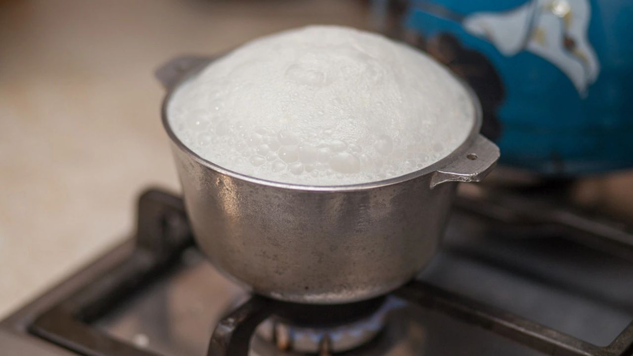 పాలను మరిగించే ముందు 1/4 భాగాన్ని శుభ్రమైన నీటిలో కలపాలి. నీటిని జోడించడం వల్ల పాల పోషక విలువలను కాపాడుకోవచ్చు. అలాగే, స్టవ్ మీద పాలు మరిగించేటప్పుడు నిరంతరం చెంచాతో పాలను కదిలిస్తూ ఉండాలి. పాలను వేడి చేసిన తర్వాత బహిరంగ ప్రదేశంలో నిల్వ చేయకూడదు. ఫ్రిజ్‌లో ఉంచాలి. అలాగే పాశ్చరైజ్డ్ పాలను ఖచ్చితంగా మరిగించే తాగాలి. పచ్చివి ఎట్టిపరిస్థితుల్లోనూ తాగకూడదు.