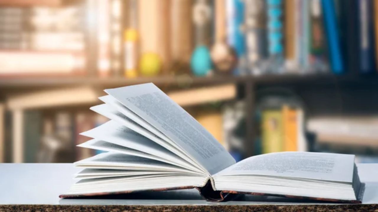 పుస్తకాలు చదివిన తర్వాత ఎప్పుడూ మూసివేయాలి. చాలా మంది పుస్తకాలను తెరిచి ఉంచడమో చెల్లాచెదురుగా పడేయడమో చేస్తుంటారు. అయితే వాస్తు ప్రకారం ఇది మంచి అలవాటు కాదు. వేదాల ప్రకారం పుస్తకాలు బుధుడితో సంబంధం కలిగి ఉంటాయి. బుధుడు తెలివితేటలకు ప్రసంగ సామర్థ్యానికి సూచిక. కానీ పుస్తకాలను తెరిచి ఉంచడం వల్ల బుధుడు బలహీనమై మన మనసులో గందరగోళం, ఆర్థిక సమస్యలు, చదువులో ఆటంకాలు వచ్చే అవకాశం ఉంది.