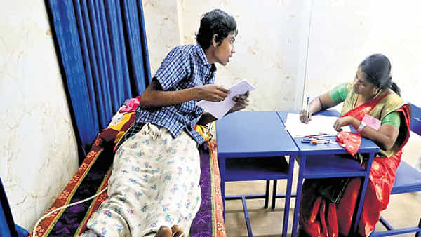 Inter Exams: కాలు విరిగినా సడలని పట్టుదల.. ఆస్పత్రి బెడ్పై పడుకునే పబ్లిక్ పరీక్షలు రాస్తున్న విద్యార్ధి! ఎక్కడంటే..