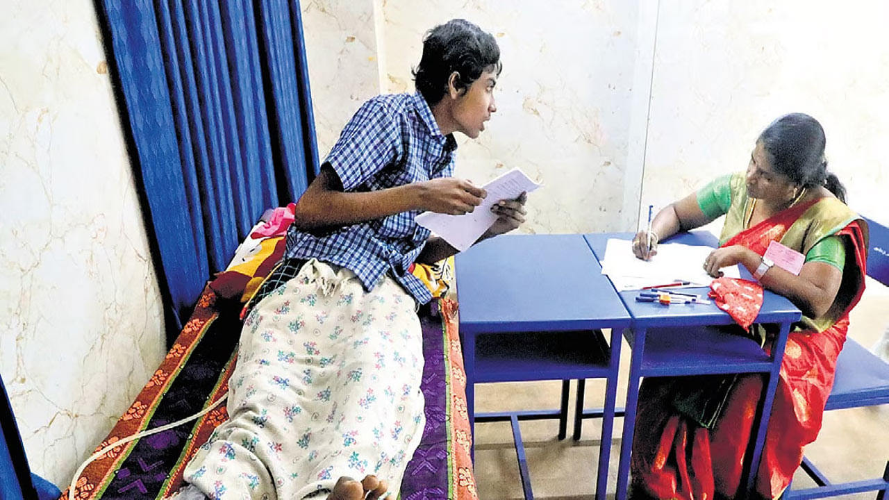 Inter Exams: కాలు విరిగినా సడలని పట్టుదల.. ఆస్పత్రి బెడ్‌పై పడుకునే పబ్లిక్ పరీక్షలు రాస్తున్న విద్యార్ధి! ఎక్కడంటే..