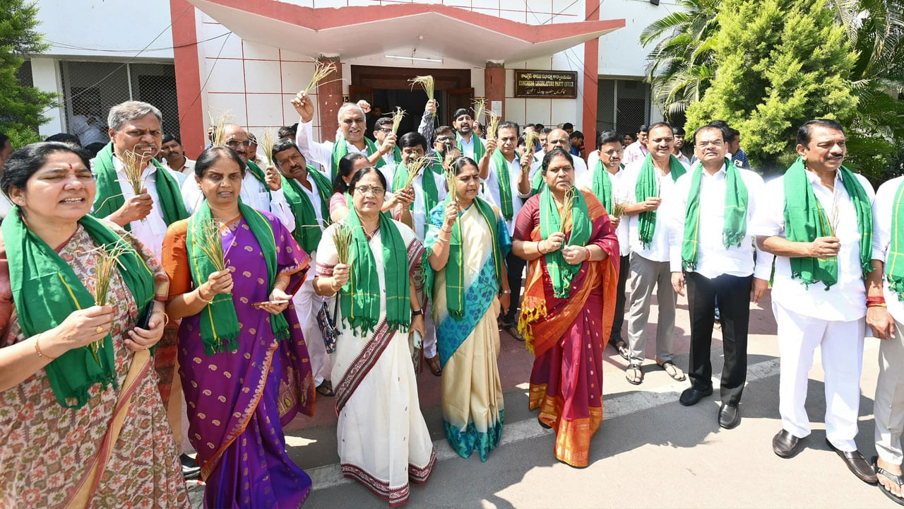 KTR: ‘కాంగ్రెస్‌ తెచ్చిన కరువు’.. బడ్జెట్ వేళ ఎండిన వరికంకులతో బీఆర్‌ఎస్‌ నిరసనబాట..