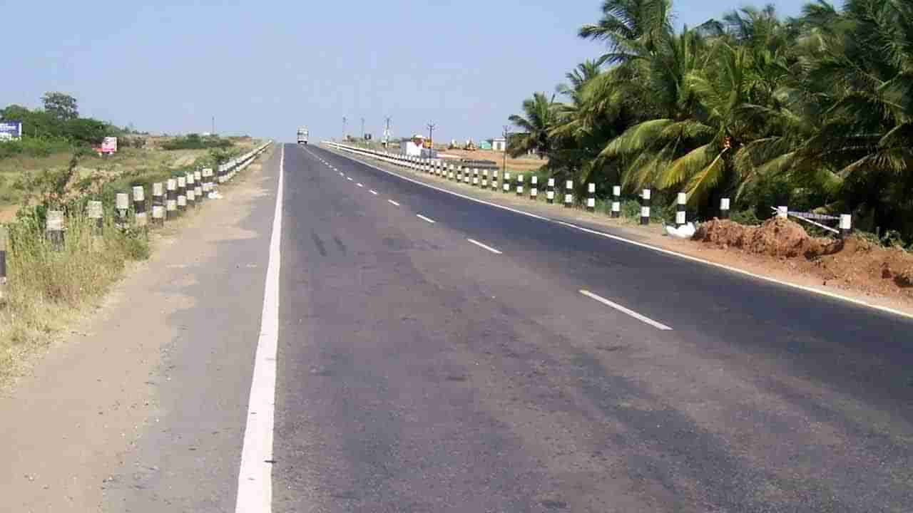 చీకటిలో నడి రోడ్డు పై ఏదో కదులుతూ కనిపించింది... ఏంటా అని దగ్గరకెళ్లి చూడగా..