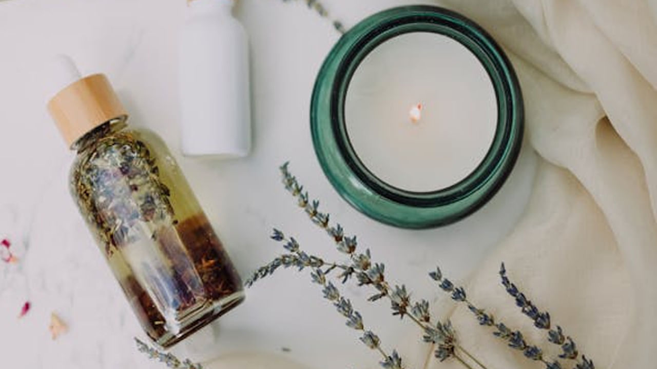 కీళ్ల నొప్పి నుంచి ఉపశమనం: కీళ్ల నొప్పులు, వాపులను తగ్గించడంలో కూడా ఆముదం ప్రభావవంతంగా ఉంటుంది. దీన్ని గోరువెచ్చగా అప్లై చేయాలి. ఈ నూనెలో యాంటీ ఇన్ఫ్లమేటరీ లక్షణాలు పుష్కలంగా ఉన్నాయి. కనుక ఆముదం నూనెను  మసాజ్ చేయడం వల్ల కండరాల వాపు తగ్గుతుంది. ఉపశమనం లభిస్తుంది.
