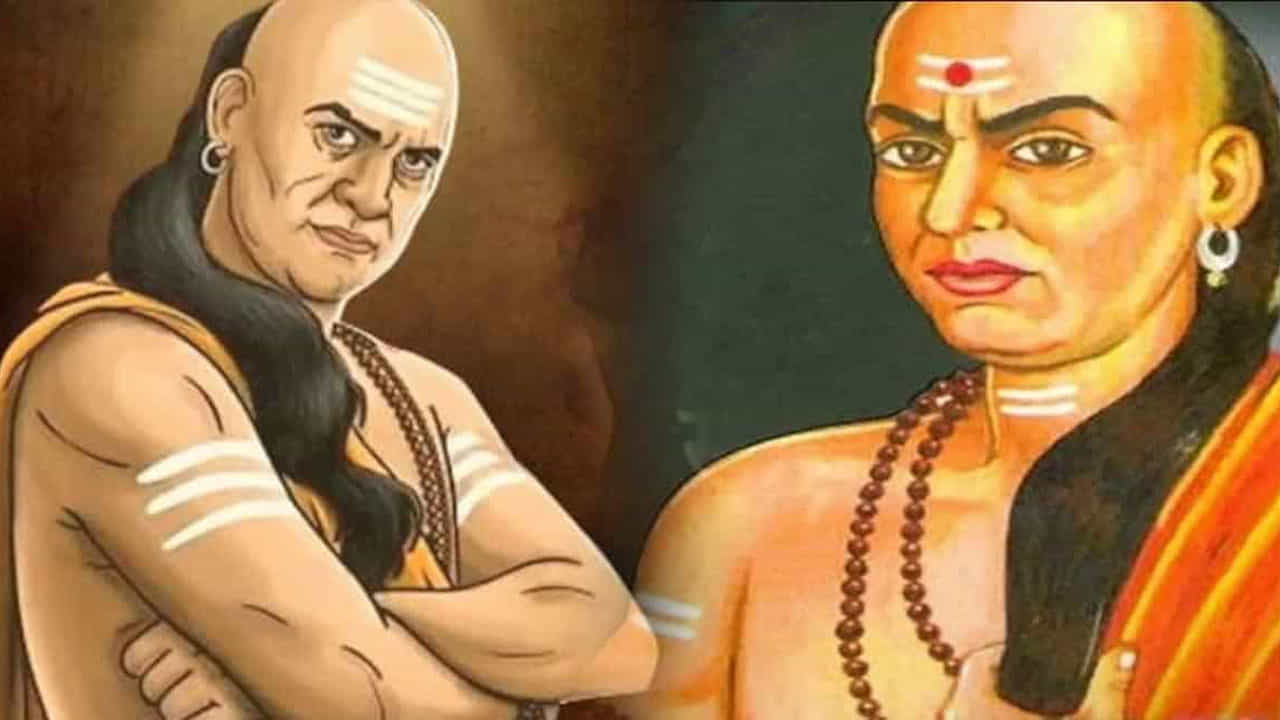 చాణక్యుడి ప్రకారం ఏ వ్యక్తి అయితే తప్పుడు వ్యక్తులతో సావాసం చేస్తారో ఆ వ్యక్తి జీవితంలో ఎదగలేడంట. అంతే కాకుండా ఆయన ఉన్న ఇంట్లో ధనం ఐస్ ముక్కలా కరిగిపోతూ ఉంటుంది అంటున్నారు చాణక్యుడు.
