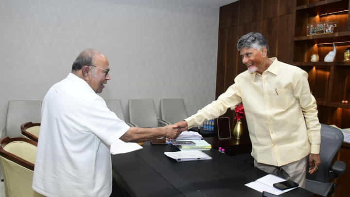 Chandrababu Naidu: మాజీ మంత్రి జనార్థన్ రెడ్డికి సిఎం చంద్రబాబు ఆత్మీయ పలకరింపు Chandrababu Naidu: మాజీ మంత్రి జనార్థన్ రెడ్డికి సిఎం చంద్రబాబు ఆత్మీయ పలకరింపు