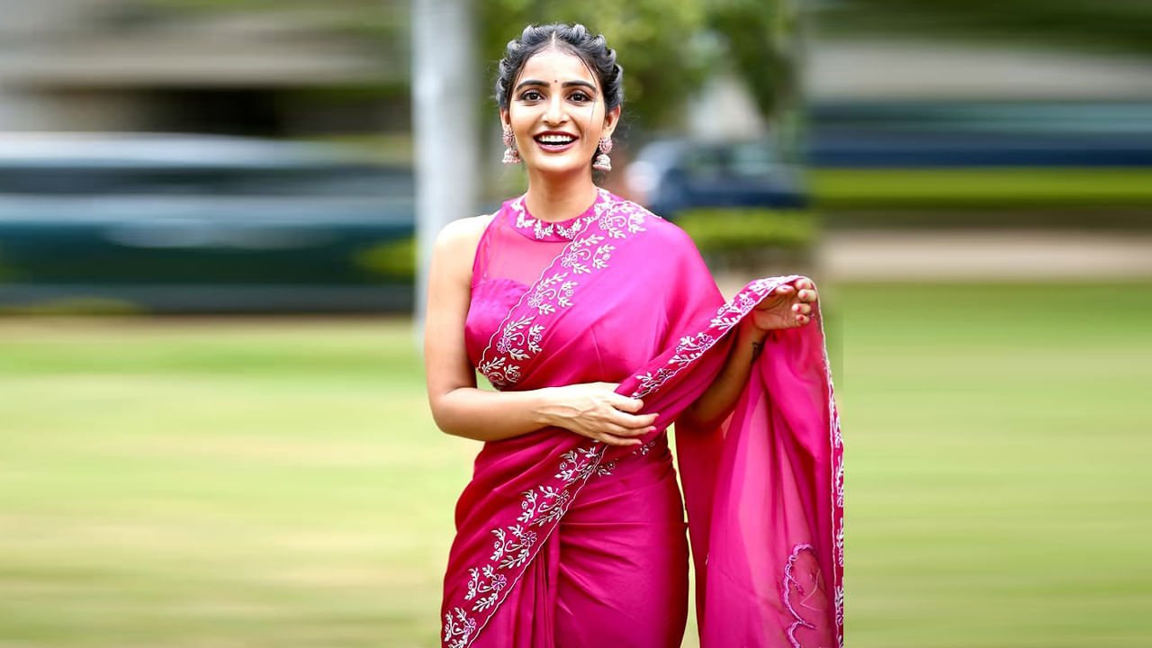 8 జనవరి 1996న తెలంగాణలో సత్తుపల్లిలో జన్మించింది వయ్యారి భామ అనన్య నాగళ్ల. ఆమె తండ్రి పేరు వెంకటేశ్వర రావు, తల్లి పేరు విష్ణు ప్రియా. ఇబ్రహీంపట్నంలోని రాజ మహేంద్ర కాలేజ్ ఆఫ్ ఇంజినీరింగ్‌లో తన బి. టెక్ పూర్తి చేసి ఇన్ఫోసిస్‌లో జాబ్ చేసింది ఈ బ్యూటీ.