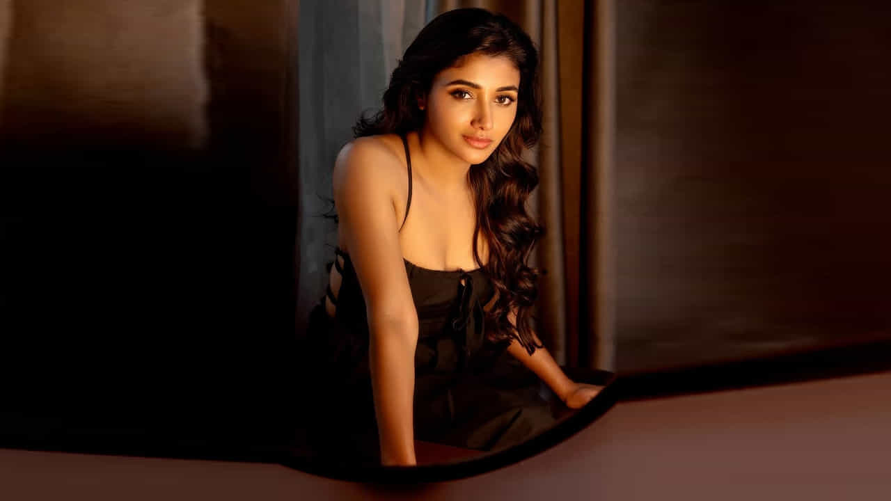 ఈమె తండ్రి పేరు సంతోష్ కుమార్, తల్లి పేరు శోబనా సంతోష్. ఈ వయ్యారి భామకి ఇద్దరు సోదరీమణులు కూడా ఉన్నారు. కేరళలోని ఇదుక్కిలో రామకల్మేడులో ఉన్న సేక్రేడ్ హార్ట్ హైస్కూల్లో తన స్కూలింగ్ పూర్తి చేసింది ఈ బ్యూటీ.