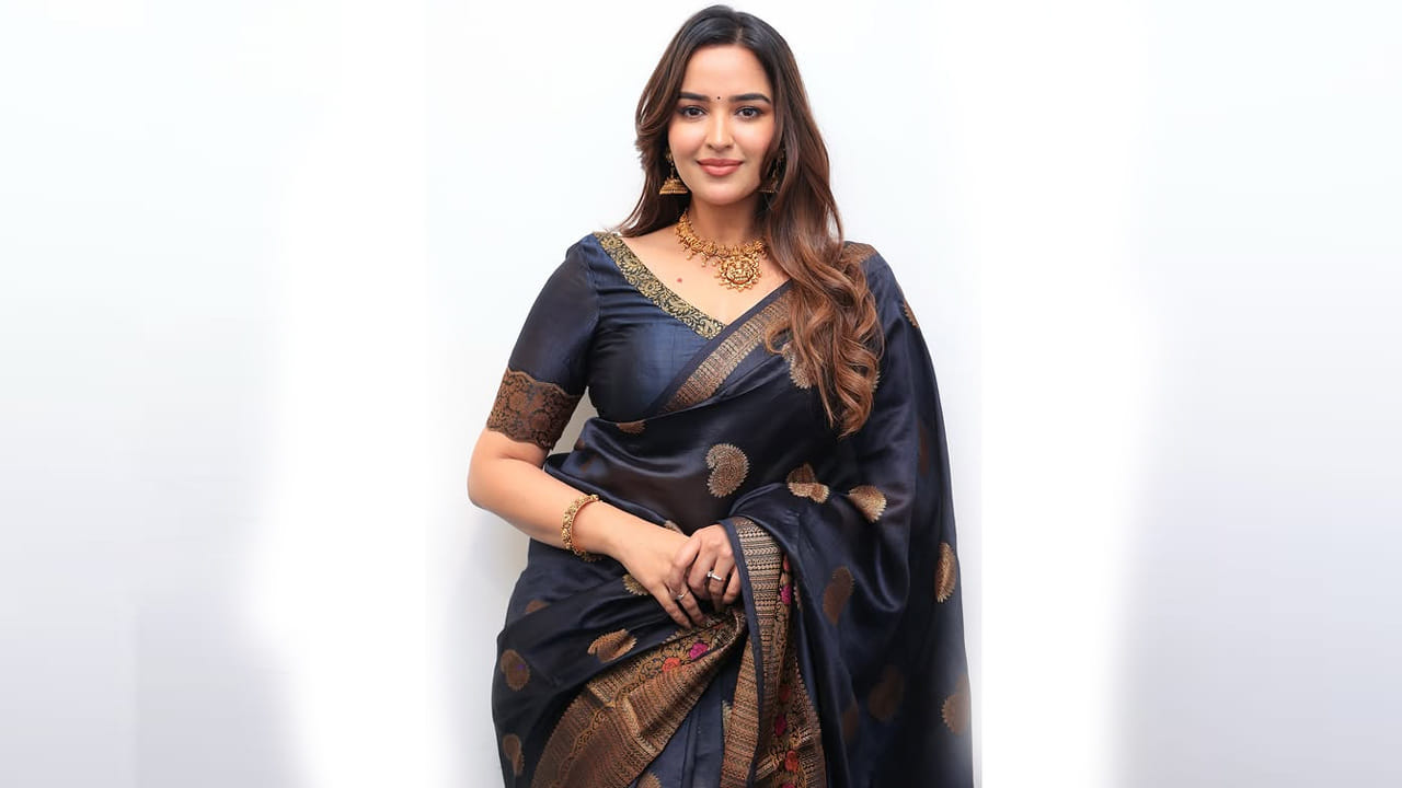 పూజిత పొన్నాడ ప్రధానంగా తెలుగు సినిమాలో పనిచేసే భారతీయ నటి. ఆమె ప్రధానంగా 2018లో రంగస్థలం మరియు 2019లో కల్కి చిత్రాలలో తన పాత్రలకు ప్రసిద్ది చెందింది. తాజాగా సోషల్ మీడియా వేదికగా ఈ ముద్దుగుమ్మ షేర్ చేసిన ఫోటోలు తెగ వైరల్ అవుతున్నాయి.