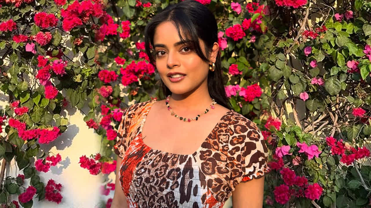 రిద్ధి కుమార్.. లవర్ సినిమాతో చలన చిత్ర అరంగేట్రం చేసింది. రాజ్ తరుణ్ సరసన కథానాయకిగా ఈ మూవీలో అందం, అభినయంతో కట్టిపడేసింది. చాలా కాలం గ్యాప్ తీసుకున్న తర్వాత ప్రభాస్ నటించిన రాధేశ్యామ్ సినిమాలో కీలకపాత్రలో కనిపించింది రిద్ధి.