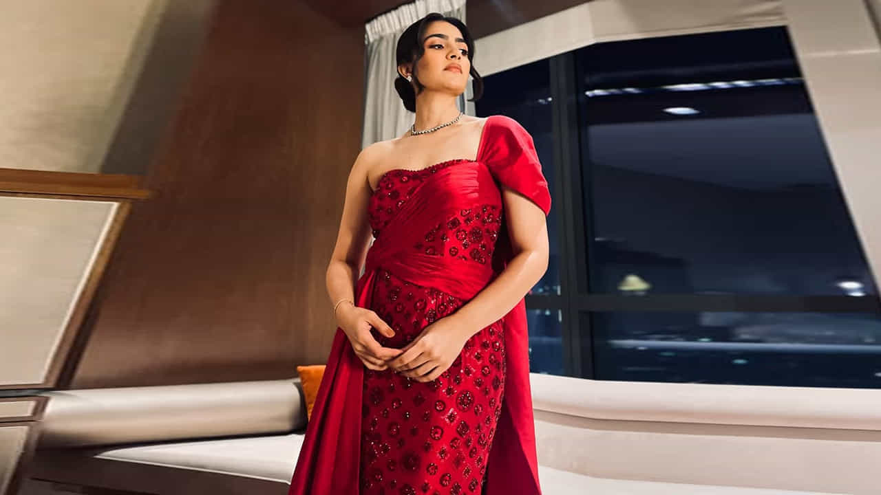 ప్రారంభంలో థియేటర్ ఆర్టిస్ట్ గా కెరీర్ మొదలుపెట్టింది. తర్వాత నటి కావాలన్న ఆసక్తితో సినిమాల్లోకి వచ్చింది. 2019 బీర్బల్ త్రైలోజి జి కేస్ 1: ఫైండింగ్ వజ్రముని అనే సినిమాతో చలనచిత్ర అరంగేట్రం చేసింది. అదే ఏడాది ఆప్ స్టైర్స్ సినిమాలో కనిపించింది.