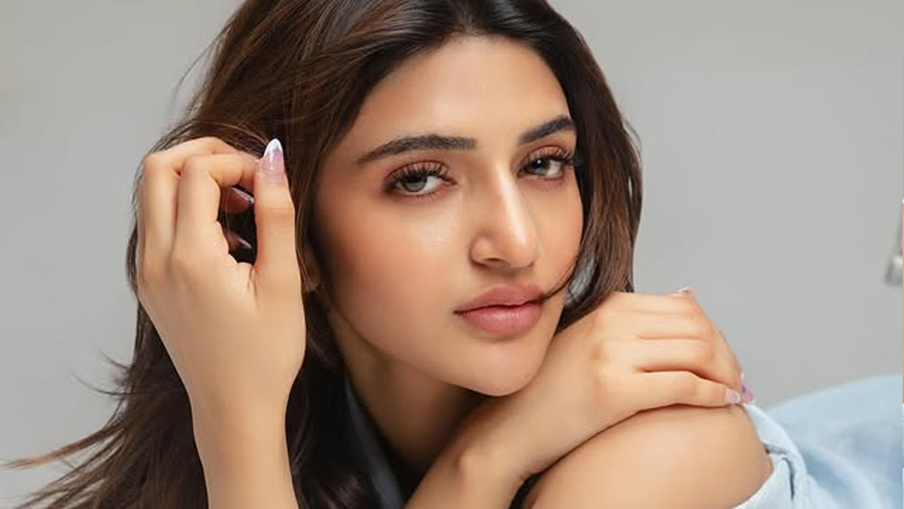 14 జూన్  2001న US  డెట్రాయిట్ లోని మిచిగాన్ లో ఒక తెలుగు కుటుంబంలో జన్మించింది శ్రీలీల. బెంగుళూరులో పెరిగింది. ఆమె తల్లి స్వర్ణలత బెంగళూరులో గైనకాలజిస్ట్. స్వర్ణలత పారిశ్రామికవేత్త సూరపనేని శుభాకరరావుతో విడిపోయిన తర్వాత స్వర్ణలతకు లీల జన్మించింది.  తన చిన్నతనంలోనే 5 ఏళ్ల వయసులో భరతనాట్యంలో శిక్షణ ప్రారంభించింది. ఆమె డాక్టర్ కావాలని కోరికతో 2022లో ఆమె MBBS చివరి పూర్తి చేసింది ఈ వయ్యారి. 