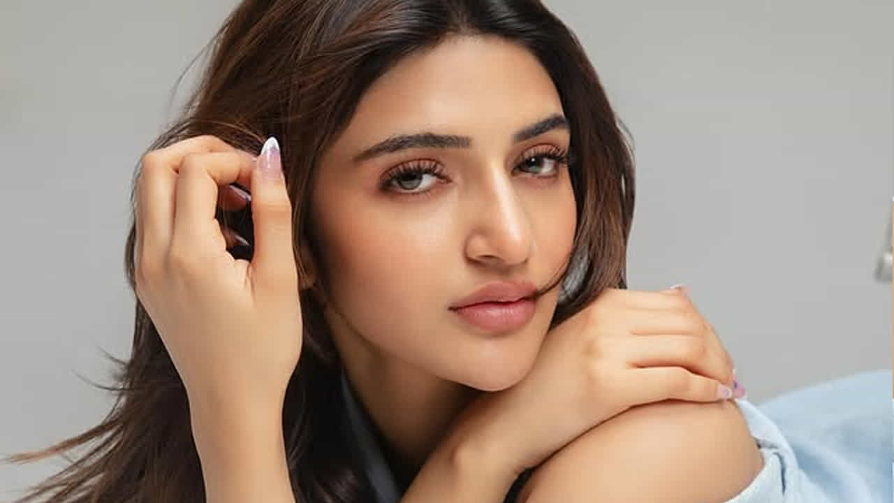 14 జూన్ 2001న US డెట్రాయిట్ లోని మిచిగాన్ లో ఒక తెలుగు కుటుంబంలో జన్మించింది శ్రీలీల. బెంగుళూరులో పెరిగింది. ఆమె తల్లి స్వర్ణలత బెంగళూరులో గైనకాలజిస్ట్. స్వర్ణలత పారిశ్రామికవేత్త సూరపనేని శుభాకరరావుతో విడిపోయిన తర్వాత స్వర్ణలతకు లీల జన్మించింది. తన చిన్నతనంలోనే 5 ఏళ్ల వయసులో భరతనాట్యంలో శిక్షణ ప్రారంభించింది. ఆమె డాక్టర్ కావాలని కోరికతో 2022లో ఆమె MBBS చివరి పూర్తి చేసింది ఈ వయ్యారి.