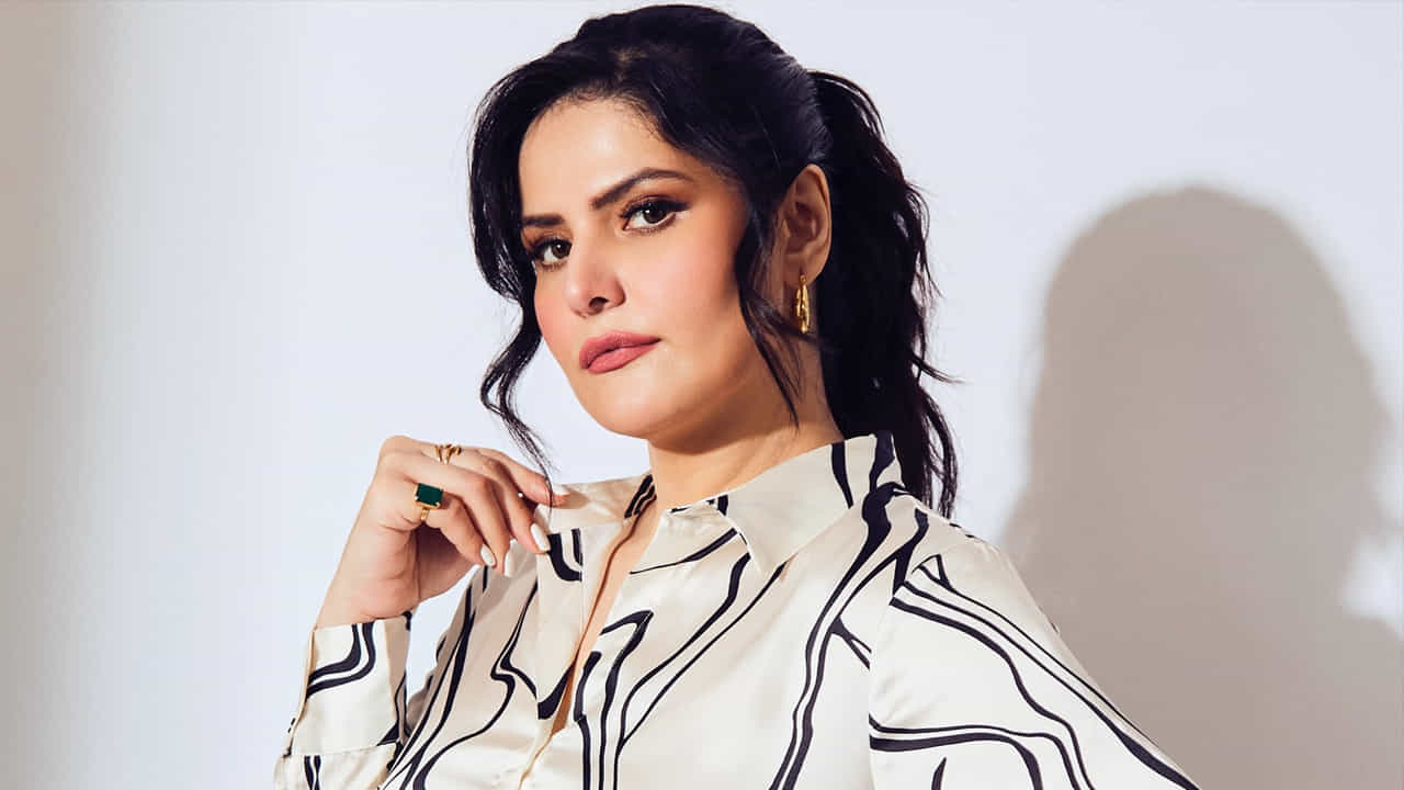 కొంతమంది హీరోయిన్లకు మొదటి సినిమాతోనే స్టార్ హీరోల సరసన అవకాశం అందుకుంటారు. అలాగే సల్మాన్ ఖాన్కు జోడీగా మొదటి సినిమా ఆఫర్ అందుకున్న ఎందరో హీరోయిన్లు ఫేడ్ అవుట్ అయిన విషయం తెలిసిందే. వారిలో ఒకరు ఈ జరీన్ ఖాన్.