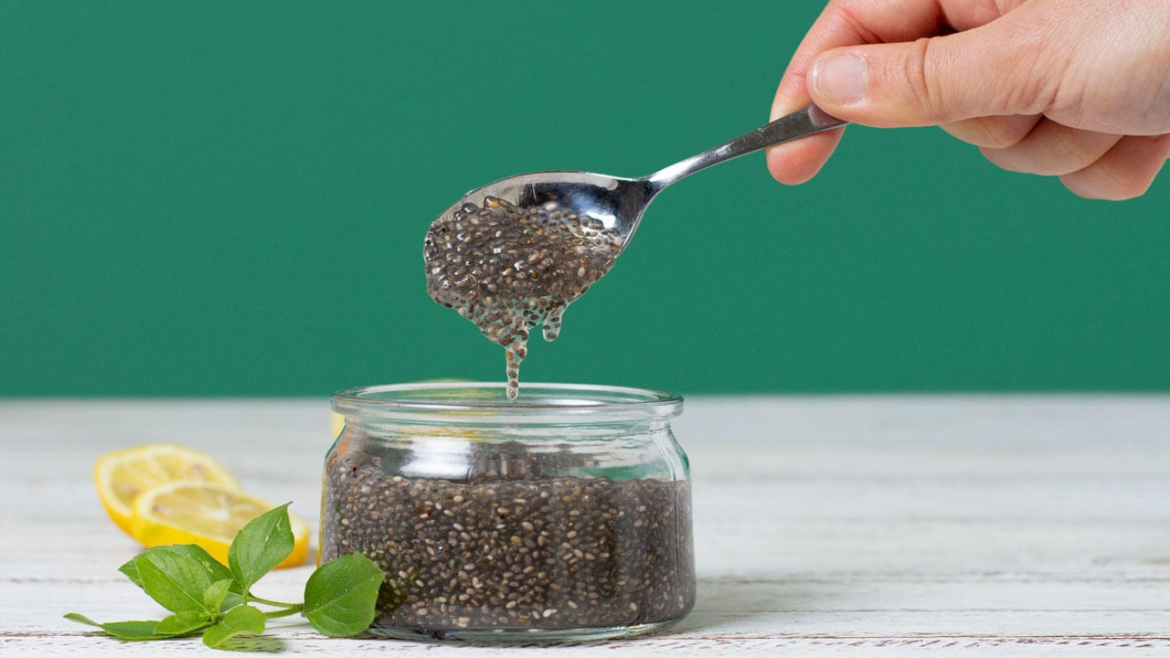 చియా విత్తనాల్లో ఫైబర్, ప్రోటీన్, యాంటీఆక్సిడెంట్లు, ఒమేగా 3 కొవ్వు ఆమ్లాలు పుష్కలంగా ఉంటాయి. ఇది జీవక్రియను వేగవంతం చేయడమే కాకుండా ఎక్కువసేపు కడుపు నిండుగా ఉంచుతుంది. ఇది అతిగా తినడాన్ని నివారిస్తుంది. బరువును సులభంగా తగ్గించడంలో సహాయపడుతుంది.