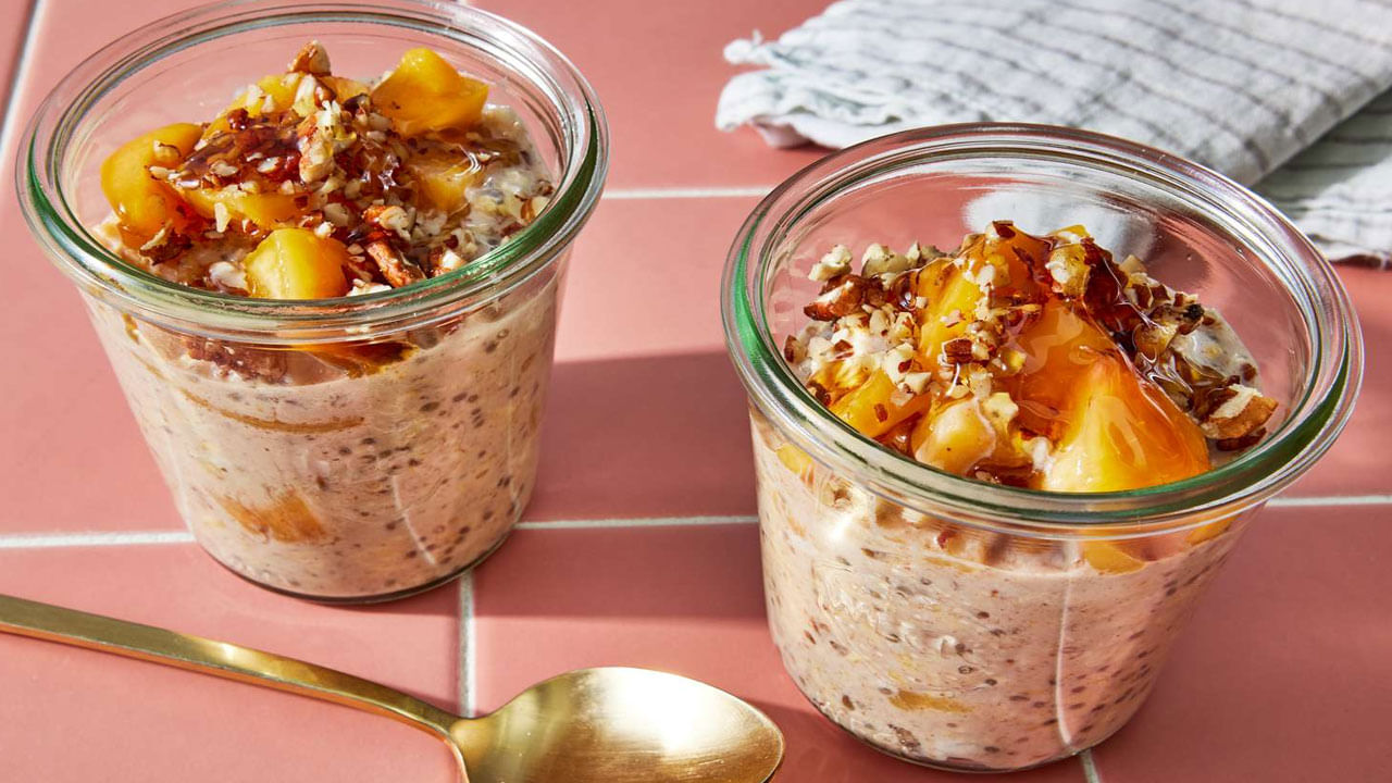 మీరు ఆరోగ్యకరమైన స్నాక్ తినాలనుకుంటే, చియా విత్తనాలను పెరుగులో కలిపి తినండి. ఇది చాలా రుచికరమైన, ఆరోగ్యకరమైన ఎంపిక. పెరుగులో ప్రోబయోటిక్స్ ఉంటాయి. ఇవి కడుపును ఆరోగ్యంగా ఉంచడంలో సహాయపడతాయి. చియా గింజలు ఫైబర్‌తో సమృద్ధిగా ఉంటాయి. అవి కడుపు నిండుగా ఉంచుతాయి. జీవక్రియను పెంచుతాయి. మీరు చియా విత్తనాలను పెరుగుతో అల్పాహారంగా లేదా సాయంత్రం స్నాక్‌గా తినవచ్చు.