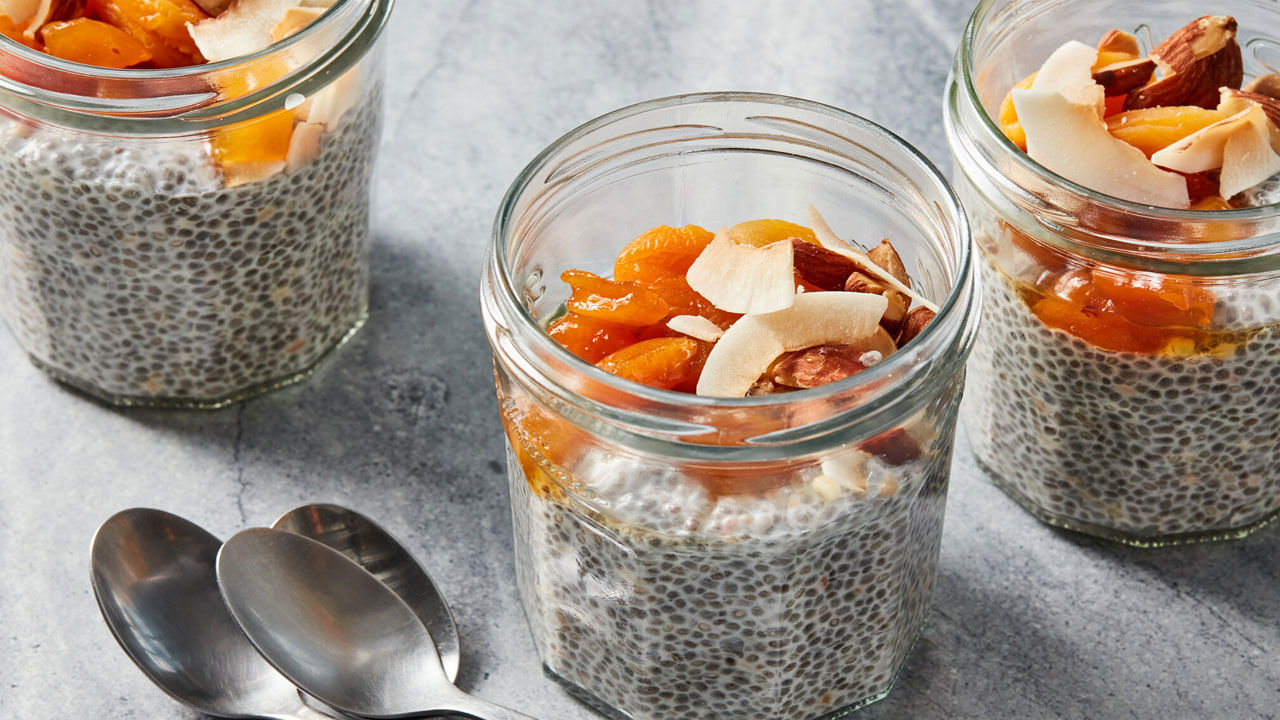 మీరు ఆరోగ్యకరమైన అల్పాహారం కోసం చూస్తున్నట్లయితే, చియా విత్తనాలను యాడ్‌ చేసుకుని స్మూతీ తాగడం బెస్ట్‌. అరటిపండు, బెర్రీలు, ఓట్స్, గింజలు, పెరుగు లేదా పాలతో ఆరోగ్యకరమైన స్మూతీని తయారు చేసి, దానికి ఒక చెంచా చియా విత్తనాలను కలుపుకోండి. ఇది రుచికరంగా ఉండటమే కాకుండా, మిమ్మల్ని చాలా సేపు కడుపు నిండినట్లు చేస్తుంది. బరువు తగ్గడంలో కూడా సహాయపడుతుంది. ఇందులో ఫైబర్ అధికంగా ఉంటుంది.