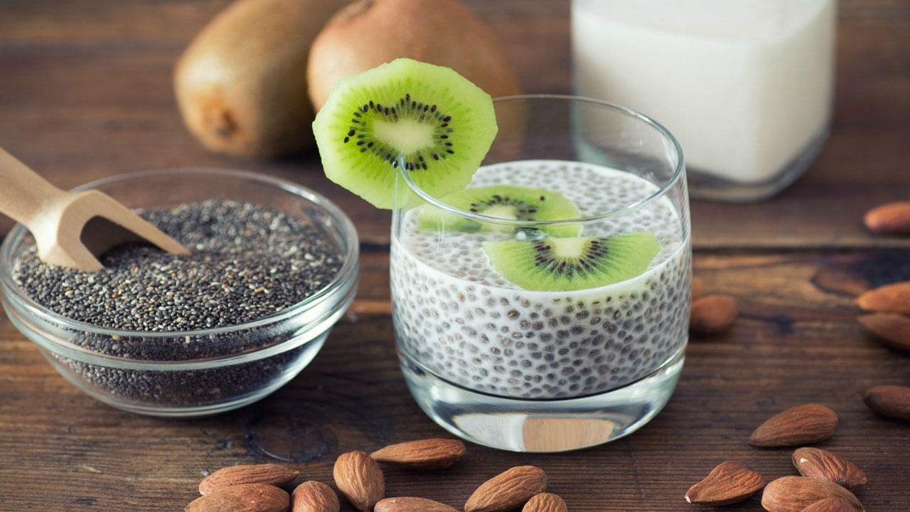 చియా విత్తనాలను కొన్ని ప్రత్యేకమైన వస్తువులతో కలిపి తింటే, వాటి ప్రభావం మరింత పెరుగుతుందని పోషకాహార నిపుణులు చెబుతున్నారు. మీరు కూడా ఎక్కువ శారీరక శ్రమ లేకుండా బరువు తగ్గాలనుకుంటే, ఫిట్‌గా ఉండాలనుకుంటే చియా విత్తనాలను మీ ఆహారంలో సరైన రీతిలో చేర్చుకోండి. 