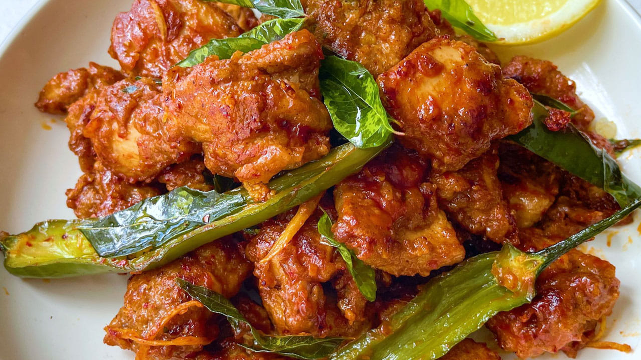 రెస్టారెంట్‌లోనైనా సరే,  మన ఇంట్లోనైనా వండుకుని ఇష్టంగా తినే వంటకాల్లో చికెన్ 65 ముందుంటుంది. కాగా, ఈ చికెన్ 65కి ఈ పేరు ఎలా వచ్చింది? దీని వెనుకున్న అసలు కథ  ఏంటో ఇప్పుడు మనం తెలుసుకుందాం.