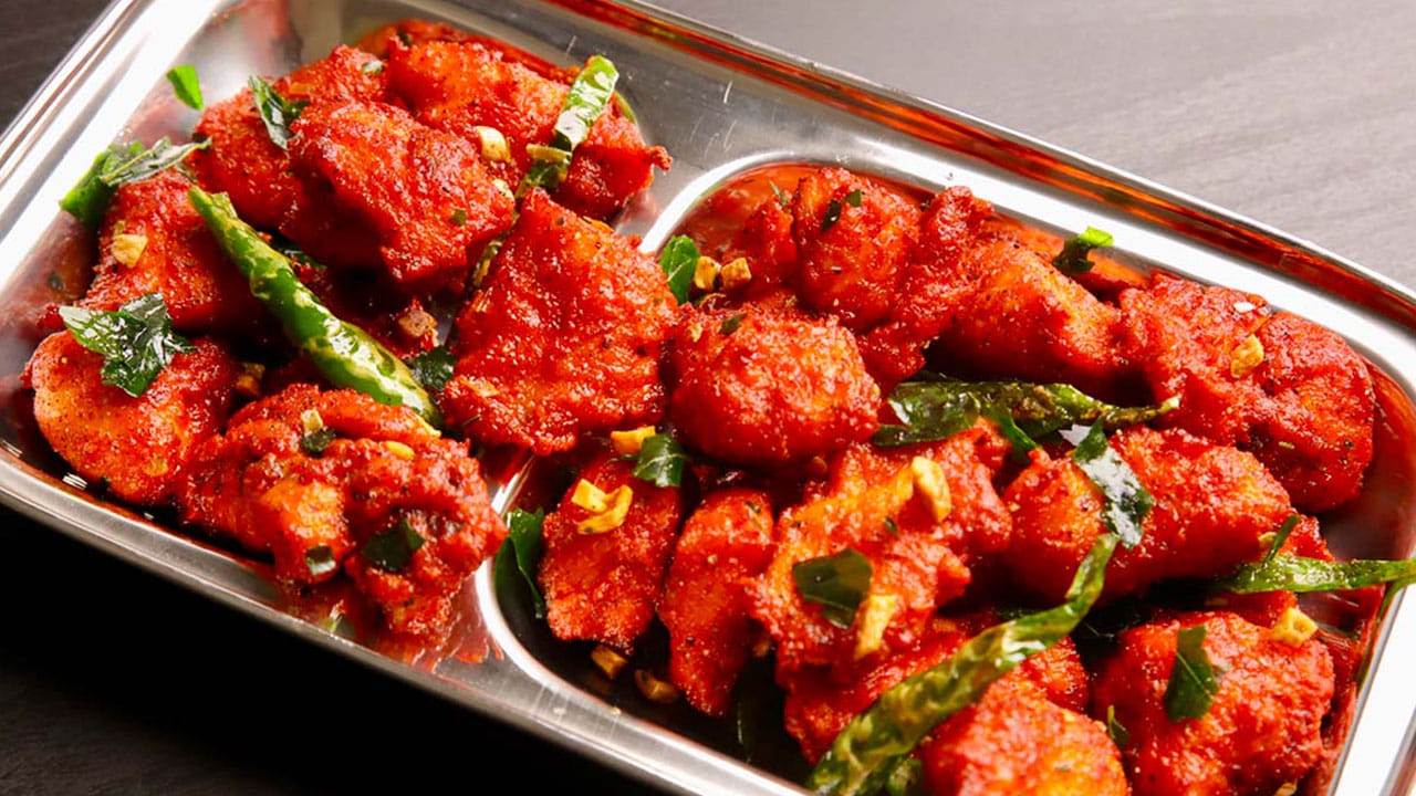 చికెన్ 65కి ఆ పేరు రావడం గురించి అనేక కథలు ప్రాచుర్యంలో ఉన్నాయి. అదులో కొన్నింటి గురించి మనం తెలుసుకుందాం. చికెన్ 65ను మొదట 1965లో చెన్నైలోని బుహారీ హోటల్‌లో తయారు చేశారంట. 