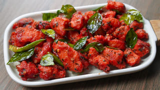 Vastu Tips: తలుపు వెనకాల బట్టలు తగిలిస్తున్నారా.. దీని వల్ల ఎన్ని అనర్థాలో చూడండి..