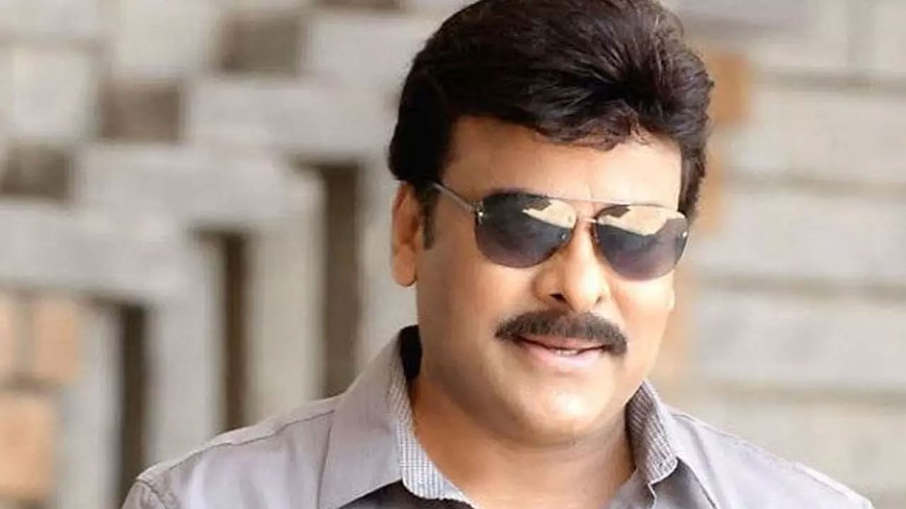 చిరు సినిమా కోసం ఫ్యాన్స్ ఎంతగానో ఎదురు చూసేవారు అంటుంటారు. అయితే అప్పుడే కాదు, ఈ తరం వారికి కూడా చిరంజీవి అంటే చాలా ఇష్టం, ఇప్పటీకీ ఈయన సినిమా వస్తే థియేటర్స్ వద్ద ఆయన ఫ్యాన్స్ బారులు తీరుతుంటారు.