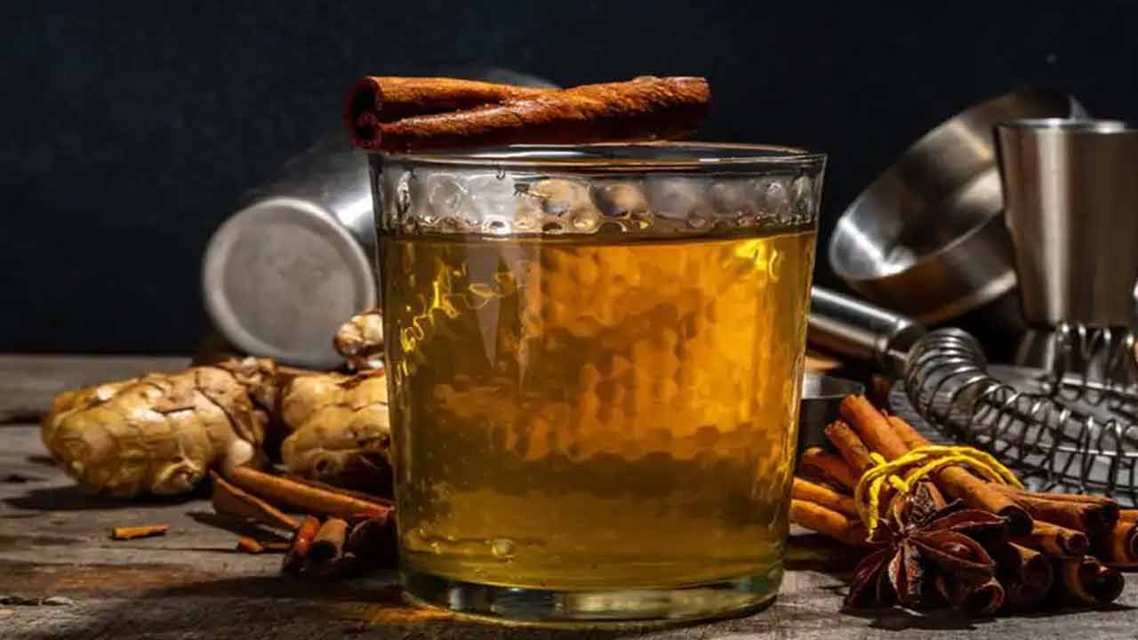 దాల్చిన చెక్కలో యాంటీ బాక్టీరియల్ లక్షణాలు సమృద్ధిగా ఉంటాయి. దీంతో శరీరంలో బాక్టీరియా, వైరస్ లను నివారిస్తుంది. శరీరంలో ఒత్తిడి, మంటను నివారిస్తుంది. యాంటీఆక్సిడెంట్లు కణాలను దెబ్బతినకుండా రక్షించడంలో దాల్చిన చెక్క నీరు ముఖ్యమైన పాత్ర పోషిస్తుంది.