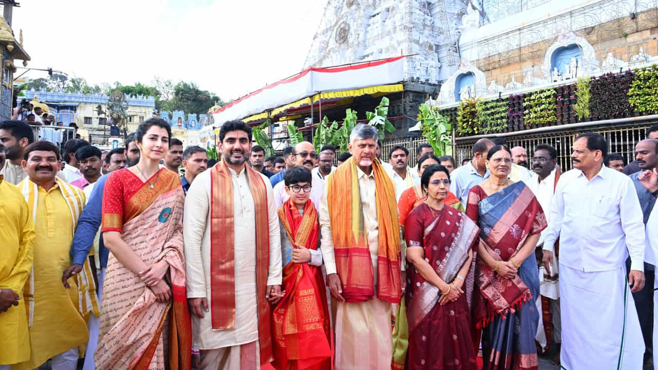 ముఖ్యమంత్రి నారా చంద్రబాబు నాయుడు తన మనవడు నారా దేవాన్ష్ పుట్టినరోజు సందర్భంగా కుటుంబ సభ్యులతో కలిసి కలియుగ ప్రత్యక్ష దైవం తిరుమల శ్రీ వేంకటేశ్వరస్వామిని దర్శించుకున్నారు.