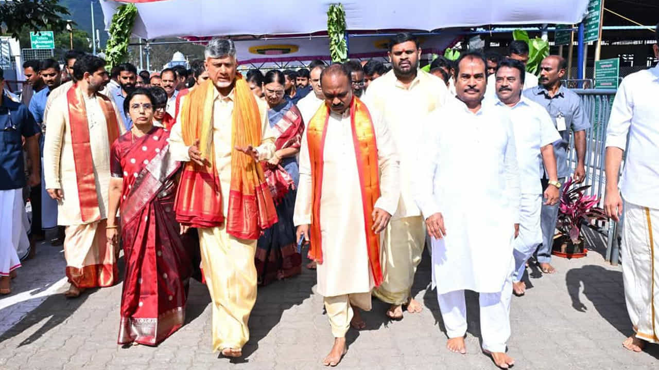 శుక్రవారం ఉదయం విఐపీ విరామ సమయంలో నారా లోకేష్, నారా భువనేశ్వరి, నారా బ్రాహ్మిణి, నారా దేవాన్ష్, ఇతర కుటుంబ సభ్యులతో కలసి స్వామి వారి సేవలో పాల్గొని మొక్కులు చెల్లించుకున్నారు.