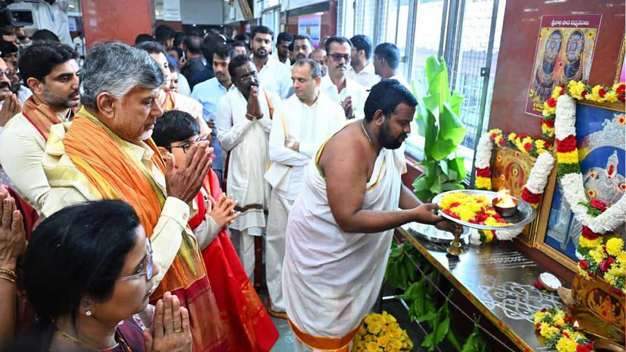శ్రీవారిని దర్శించుకున్న చంద్రబాబుకు స్వామివారి శేషవస్త్రాన్ని అందించారు. అనంతరం రంగనాయకుల మండపంలో వేద పండితులు వేదాశీర్వచనం చేశారు. ఆలయ అధికారులు శ్రీవారి తీర్థ ప్రసాదాలు అందజేశారు.
