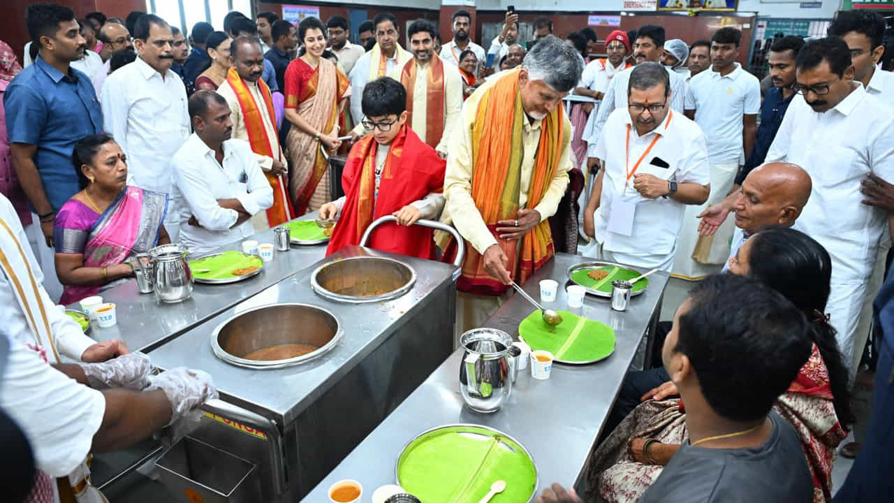 శ్రీ వేంకటేశ్వర స్వామి అనంతరం మాతృశ్రీ తరిగొండ వెంగమాంబ అన్నప్రసాదం వితరణ కేంద్రానికి సీఎం చంద్రబాబు, మంత్రి లోకేష్, నారా భువనేశ్వరి, నారా బ్రహ్మిణి, దేవాన్ష్లతో పాటు ఇతర కుటుంబ సభ్యులు చేరుకున్నారు.