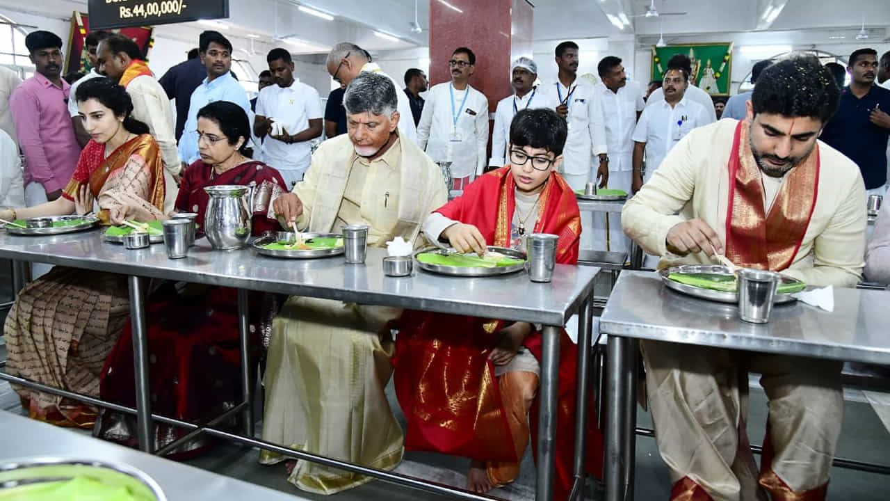 దేవాన్ష్ పుట్టిన రోజు సందర్భంగా తిరుమల వెంకన్న భక్తులకు టిటిడి అందజేసే అన్నప్రసాద వితరణకు గాను సీఎం కుటుంబం ఒకరోజు అయ్యే ఖర్చు రూ.44 లక్షల విరాళం అందించారు. దీంతో ఒక రోజంతా అన్నప్రసాద భవనంలో దేవాన్ష్ పేరు మీద అన్నప్రసాద వితరణ చేస్తుంది టిటిడి.