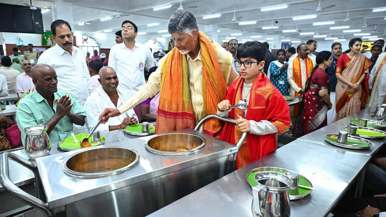 విరాళం అందించిన అనంతరం అన్నప్రసాద కేంద్రంలో ప్రసాదాలను సీఎం చంద్రబాబు, దేవాన్ష్, లోకేష్, నారా భువనేశ్వరి, బ్రాహ్మిణిలు వడ్డించారు. అనంతరం భక్తులతో కలసి అల్పాహారాన్ని స్వీకరించారు.