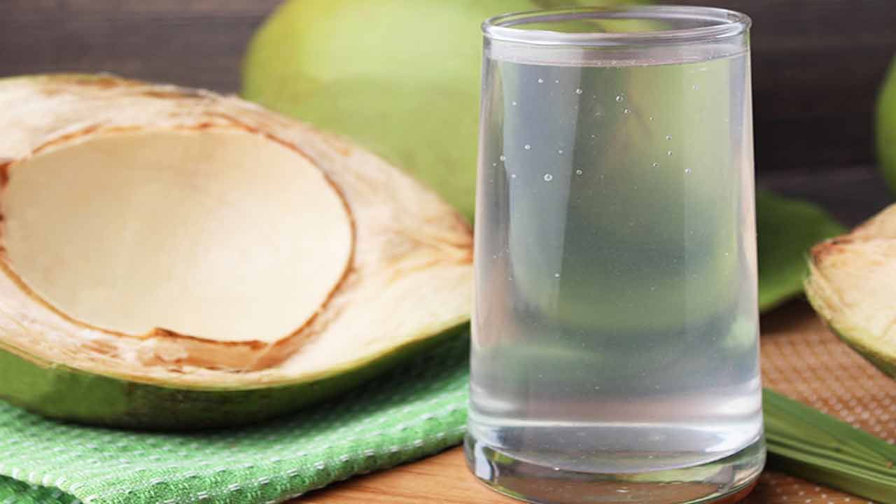 కొబ్బరి నీళ్లలో ఎలక్ట్రోలైట్లు పుష్కలంగా ఉంటాయి. ఒక నిర్దిష్ట వయస్సు తర్వాత శరీరంలో అదనపు పొటాషియం కూడా మంచిది కాదు.. కాబట్టి, పెద్దలు కొబ్బరి నీళ్లను తక్కువ పరిమాణంలో తాగాలని వైద్యులు చెబుతున్నారు. అధిక పొటాషియం గుండె ఆరోగ్యాన్ని మరింత దిగజార్చుతుంది.