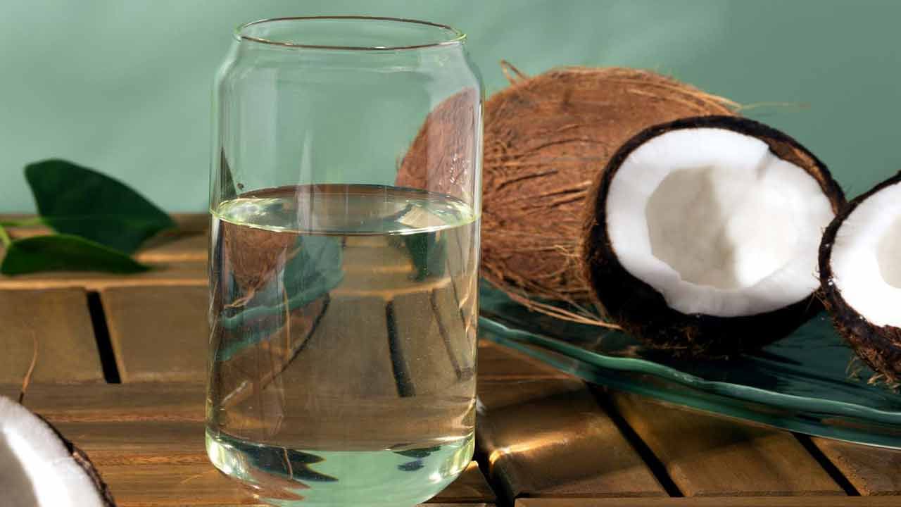 మూత్రపిండాల సమస్యలు ఉన్నవారు కొబ్బరి నీళ్లు  తక్కువగా తాగాలి. ఎందుకు ఇలాంటి వారిలో తమ శరీరాల ద్వారా అదనపు పొటాషియంను సరిగ్గా ఫిల్టర్ చేయలేరు. ఇది రక్తంలో అధిక స్థాయి పొటాషియం కు దారితీస్తుంది. దీనివల్ల కండరాల బలహీనత, గుండె కొట్టుకోవడంలో హెచ్చుతగ్గులు, తీవ్రమైన సందర్భాల్లో గుండెపోటు కూడా వచ్చే ప్రమాదం ఉందంటున్నారు నిపుణులు