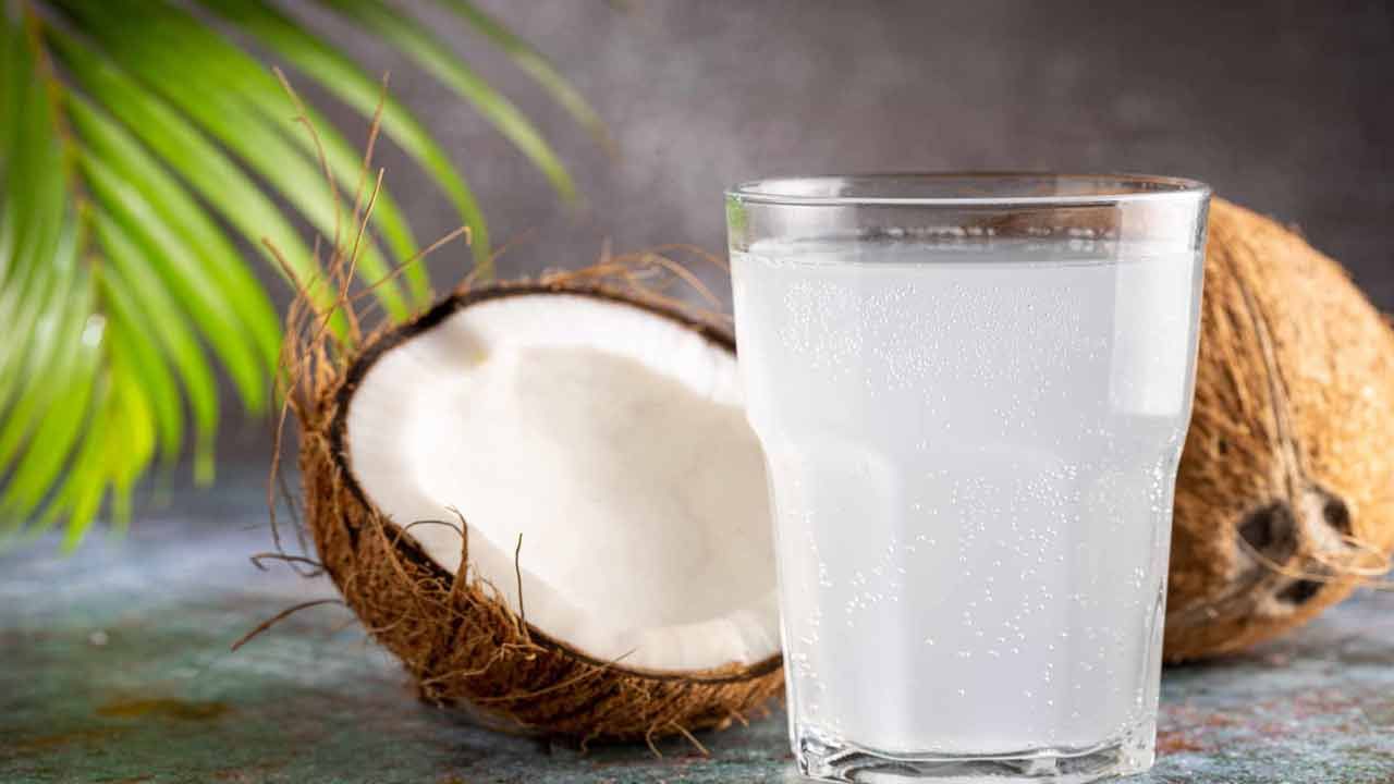 కొబ్బరి నీళ్లలో కేలరీలు చాలా తక్కువగా ఉంటాయి. కాబట్టి వీటితో శరీరంలో కొవ్వు పేరుకుపోదు. కొబ్బరి నీళ్లు బరువు తగ్గించడమే కాకుండా ఉబ్బరం, శరీరం నీటిని నిలుపుకోవడంలో కూడా ప్రయోజనకరంగా ఉంటాయి. బరువు తగ్గడంలో కొబ్బరి నీళ్లు ప్రభావవంతంగా పనిచేస్తాయిన పలువురు డైటిషీయన్లు సైతం చెబుతున్నారు. ఇందులో ఎలక్ట్రోలైట్ పొటాషియం ఉంటుంది. ఇది శరీరంలో ద్రవ సమతుల్యతను కాపాడుతుంది.