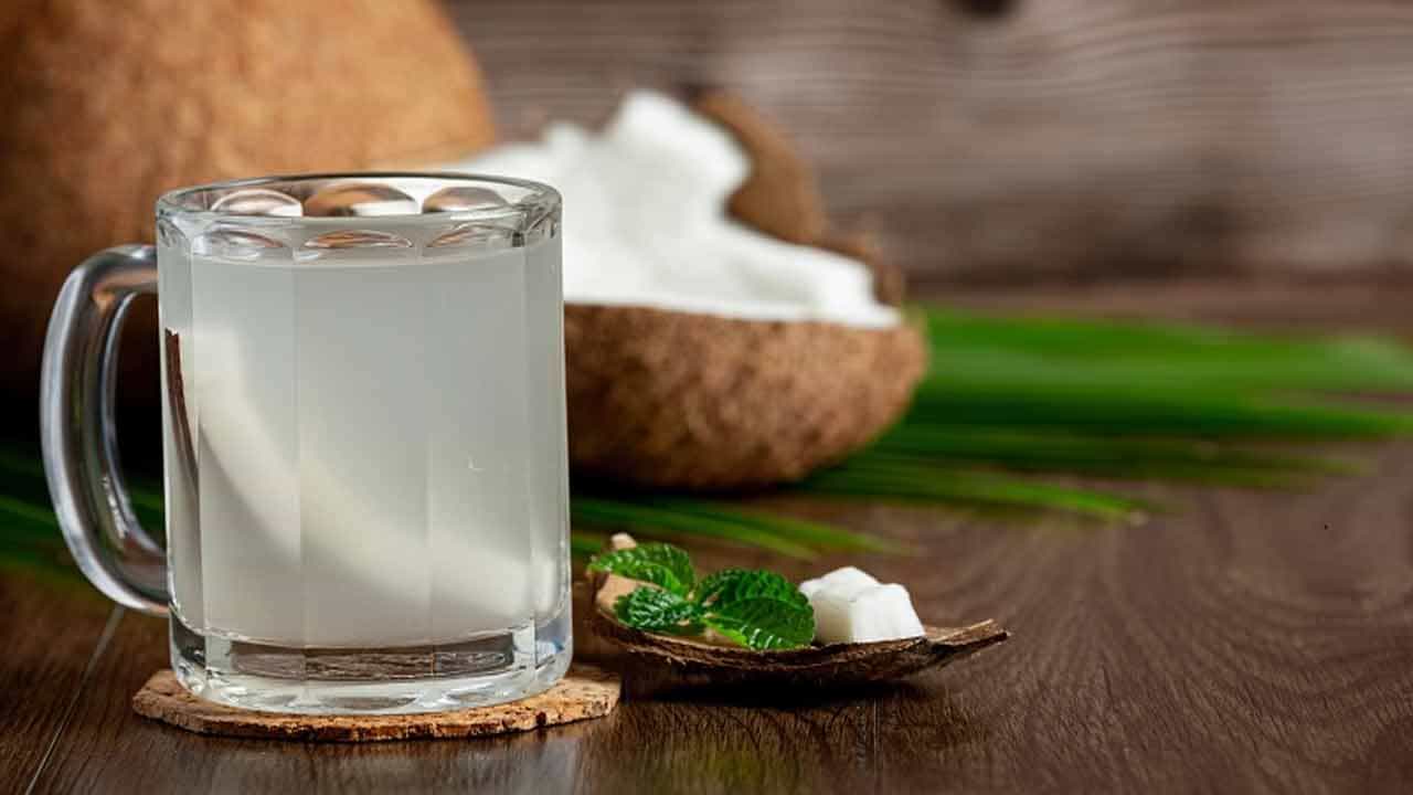 కొబ్బరి నీళ్లలో ఉండే ఎలక్ట్రోలైట్ కంటెంట్ కారణంగా తరచుగా సహజ స్పోర్ట్స్ డ్రింక్గా పనిచేస్తుందని నిపుణులు చెబుతున్నారు. వ్యాయామం తర్వాత కొబ్బరి నీళ్లను తీసుకోవడం వల్ల చెమట ద్వారా కోల్పోయిన ఎలక్ట్రోలైట్లను తిరిగి శరీరానికి అందజేస్తుంది. బరువు తగ్గడంలో సమర్థవంతంగా సహాయపడుతుంది.