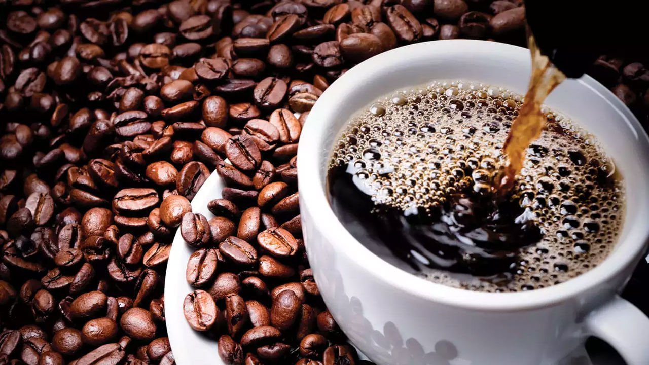 కొందరు ఉదయం లేచిన వెంటనే కాఫీ తాగుతుంటారు. అంతే కాకుండా కాఫీ తాగిన వెంటనే నీరు అలవాటు కొందరిలో ఉంటుంది. అయితే ఇలా కాఫీ తాగిన వెంటనే వాటర్ తాగకూడదు అంటున్నారు ఆరోగ్య నిపుణులు. దీని వలన అనేక సమస్యలు ఎదుర్కోవాల్సి వస్తుందంట.