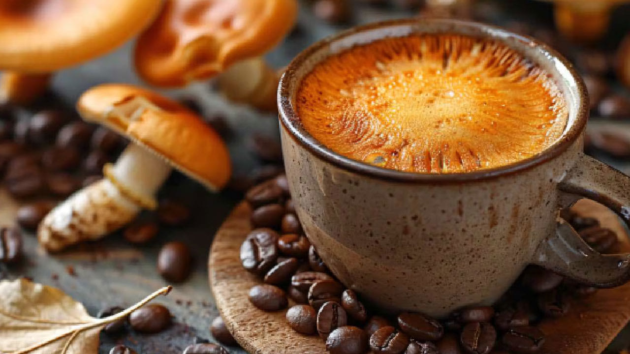 అంతే కాకుండా కాఫీ లేదా టీ తాగిన వెంటనే మంచి నీళ్లు తాగడం వలన పళ్లపై మరకలు ఏర్పడుతాయంట. దీని వలన దంతాల రంగు మారే అవకాశం ఉంటుందంట.